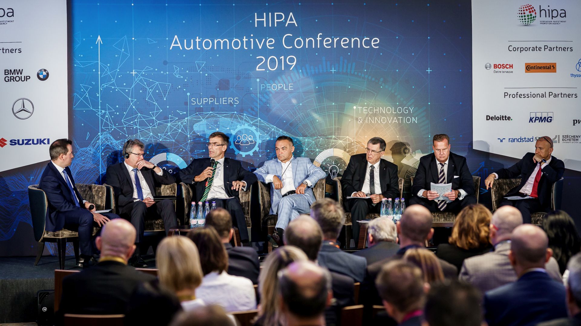 Ésik Róbert, a HIPA elnöke, Achim Heinfling (Audi Hungaria), Michele Melchiorre (BMW Group), Nevijo Mance (Jaguar Land Rover Hungary), Dr. Urbán László (Magyar Suzuki), Christian Wolff (Mercedes-Benz Manufacturing Hungary), Grzegorz Buchal (Opel Szentgotthárd)