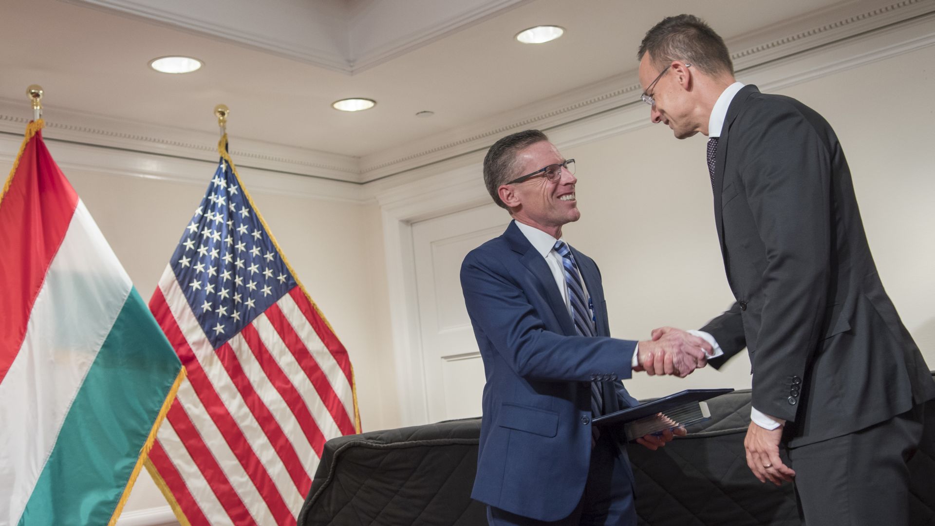 Merrick Murphy, President of Arconic Wheel and Transportation Product division and Péter Szijjártó, Minister of Foreign Affairs and Trade