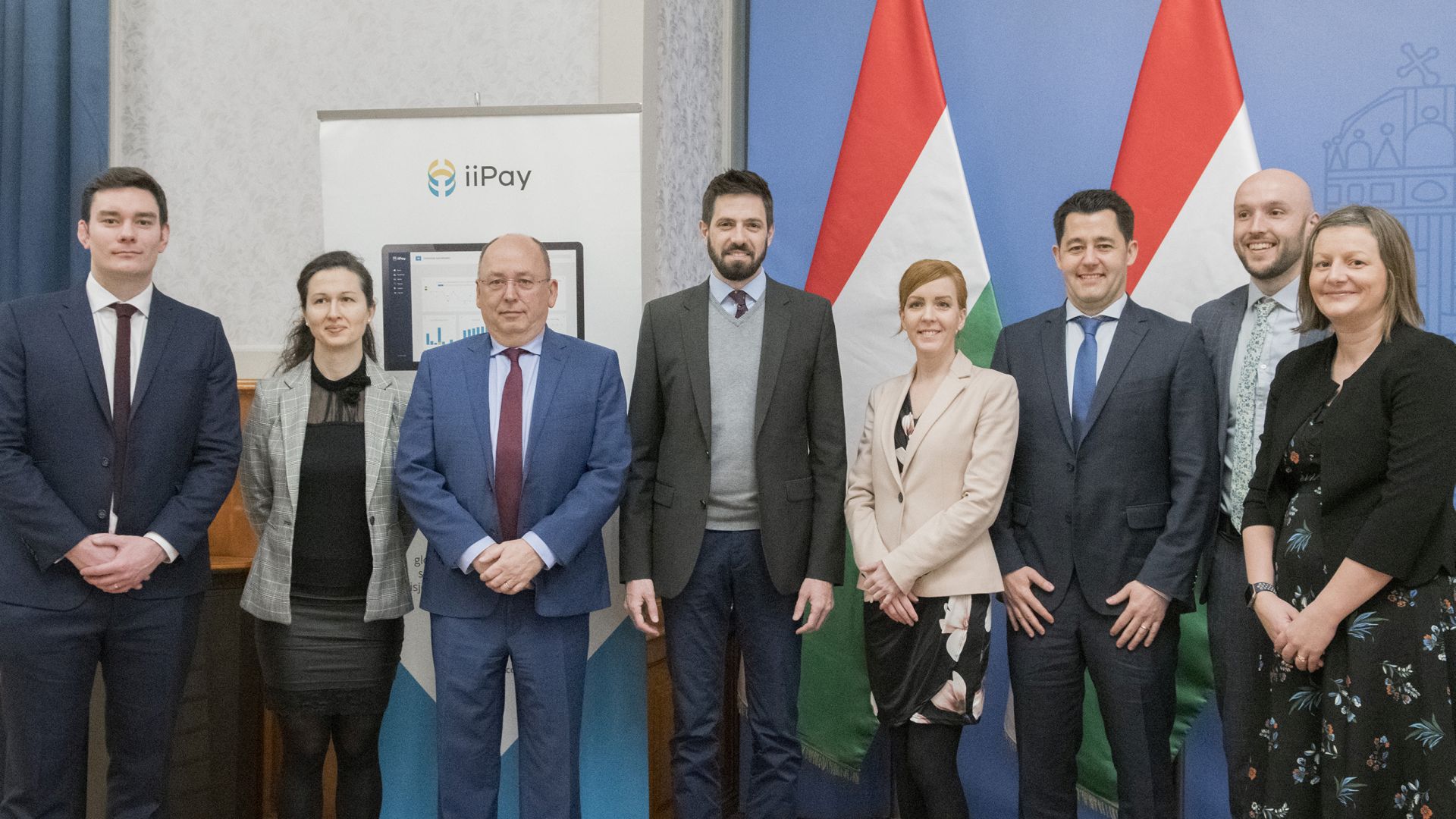 Az iiPay képviselői és Magyar Levente, külgazdasági és külügyminiszter-helyettes a beruházás bejelentésen